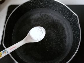 锅中放入适量清水，加入1小勺苏打粉烧开；（可以去除桔子苦味，以及好去除桔子的径络）