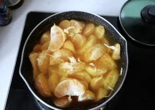 水开后放入桔子焯水40秒左右；