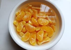 然后捞起放入凉水中；