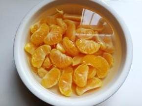 然后捞起放入凉水中；