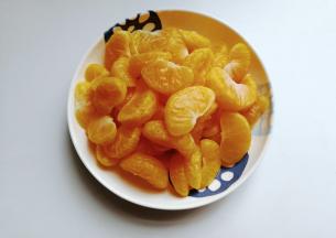 再借助牙签去除桔瓣上的径络；