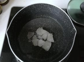 锅中再入适量清水，依个人口味加入适量冰糖化开；