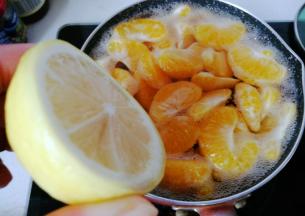 倒入桔子，挤入适量柠檬汁，中小火煮制；