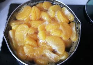 
煮约3~5分钟，桔子呈透明状后关火，捞去浮末；