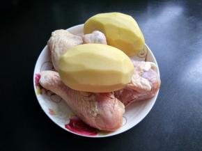 准备好鸡腿，土豆，鸡腿洗净，土豆去皮洗净。