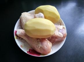 准备好鸡腿，土豆，鸡腿洗净，土豆去皮洗净。