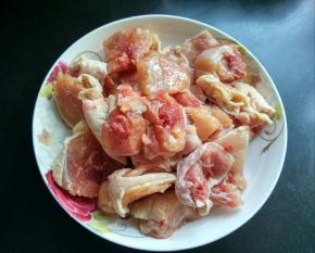 鸡腿切块。