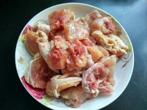 鸡腿切块。