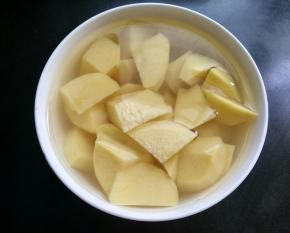 土豆切块泡水备用。