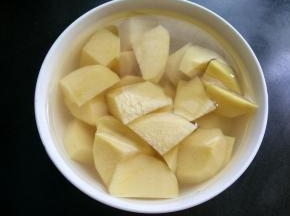 土豆切块泡水备用。