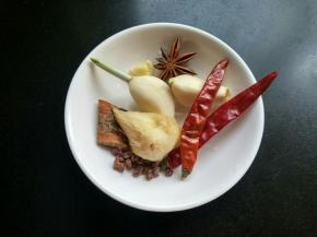 准备好生姜，八角，大蒜，花椒，辣椒，桂皮。