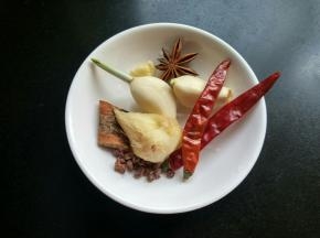 准备好生姜，八角，大蒜，花椒，辣椒，桂皮。