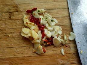 辣椒，生姜，大蒜切碎备用。