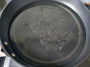 锅内放冷水。