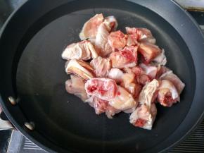鸡肉冷水下锅，焯水，水开后捞出。