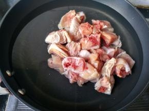 鸡肉冷水下锅，焯水，水开后捞出。
