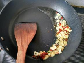 放大蒜，生姜，干辣椒，花椒爆香。