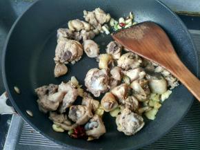 倒入鸡肉，翻炒。