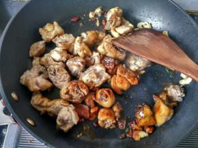 放料酒，酱油，八角，桂皮，翻炒。