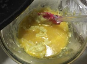 然后倒入软化的黄油