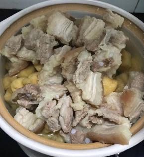 放入五花肉，加料酒、冰糖大火煮开，中火慢炖一小时左右，等肉片呈半透明时放盐，老抽调味