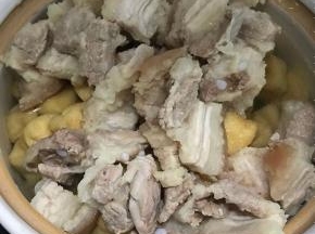 放入五花肉，加料酒、冰糖大火煮开，中火慢炖一小时左右，等肉片呈半透明时放盐，老抽调味