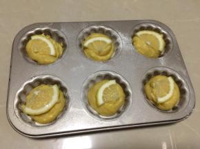 然后再面糊上放一小块柠檬片