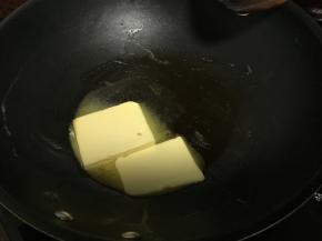 黄油放入锅中加热融化