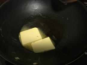 黄油放入锅中加热融化