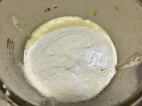 然后加入低筋面粉和泡打粉