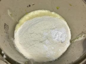 然后加入低筋面粉和泡打粉