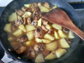 锅中倒入开水或者热水，水量与鸡肉齐平，放盐。