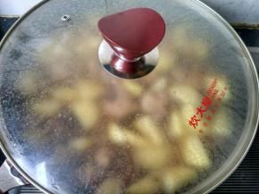 大火烧开，盖上锅盖，小火焖煮。