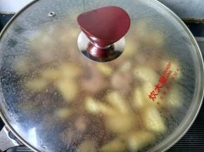 大火烧开，盖上锅盖，小火焖煮。