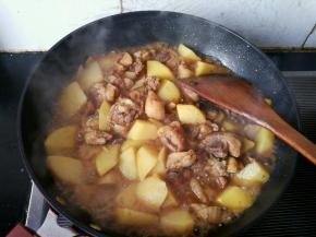 锅里的汤汁变少，土豆软烂，大火收汁。