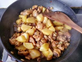 汤汁变浓，放鸡精，可以出锅了。