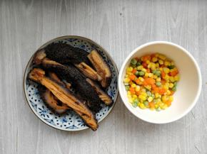 同时准备好什锦菜（玉米粒、胡萝卜丁、青豆）。