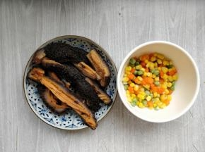 同时准备好什锦菜（玉米粒、胡萝卜丁、青豆）。