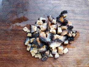 将红极参沥净水分，切成小块。