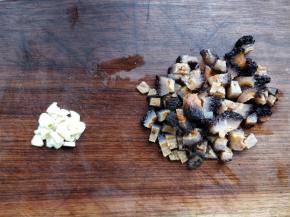 大蒜去皮，切小丁备用。