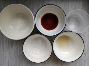 准备淀粉、水、生抽、和糖（红极参肉质肥厚，但不易入味，不适合久煮，用勾芡的方法把调味料挂在其上，不但能入味，且能增加弹滑的口感）