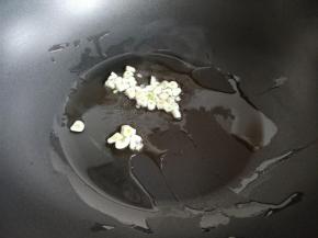 热锅热油，爆香大蒜。