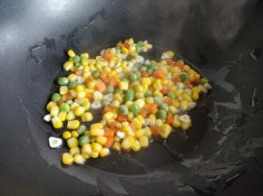 下什锦菜，翻炒至半熟。
