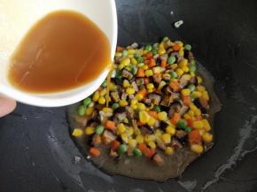 倒入调料汁。（此时锅中会稍多汤汁，是红极参本身所含的水分）