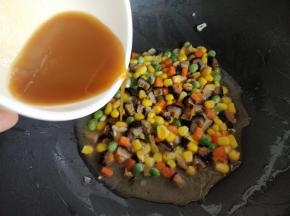 倒入调料汁。（此时锅中会稍多汤汁，是红极参本身所含的水分）