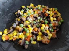 加盐和少许料酒，炒匀。