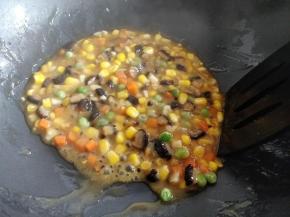 快速炒匀至粘稠状，盛出即可。