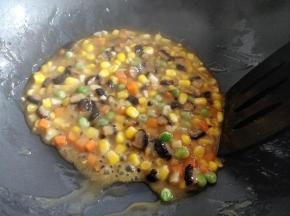 快速炒匀至粘稠状，盛出即可。