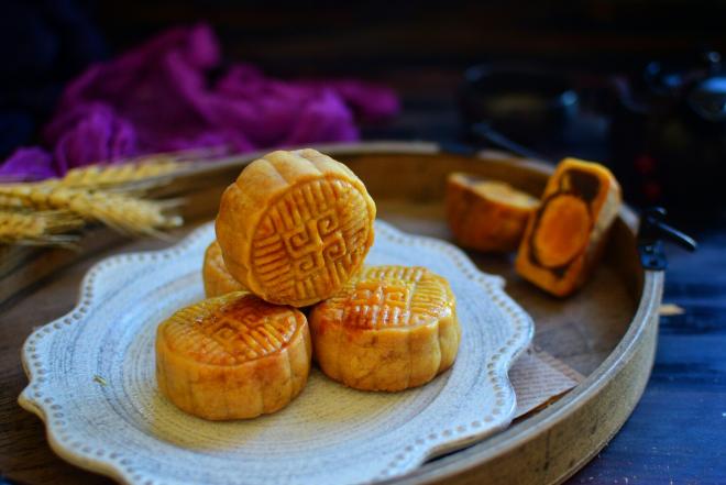 广式蛋黄豆沙月饼