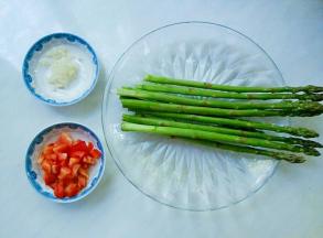 芦笋的根部削去老皮，洗净。
彩椒洗净，取用三分之一，切成碎丁。
大蒜剥皮切末，暴露在空气中15分钟，这样可以让大蒜素激发完全。